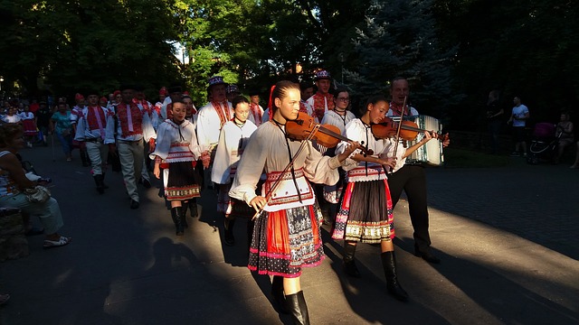 ľudia v krojoch.jpg