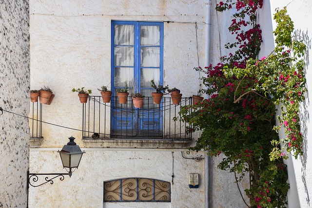 Malý balkón s hlinenými kvetináčmi na rodinnom dome.jpg